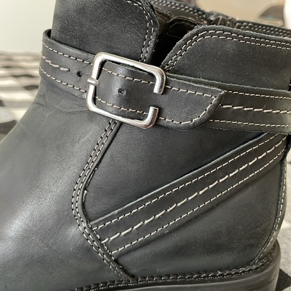 Clarks Women's Maye Black Nubuck Leather Ankle Strap Boot Booties Size 9.5 - Picture 12 of 12